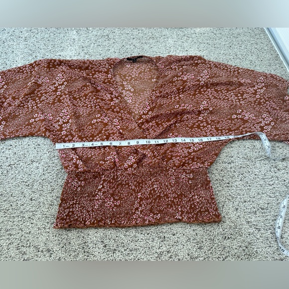 Lulu’s Floral Print Sheer Smocked Top size Medium - Picture 8 of 8